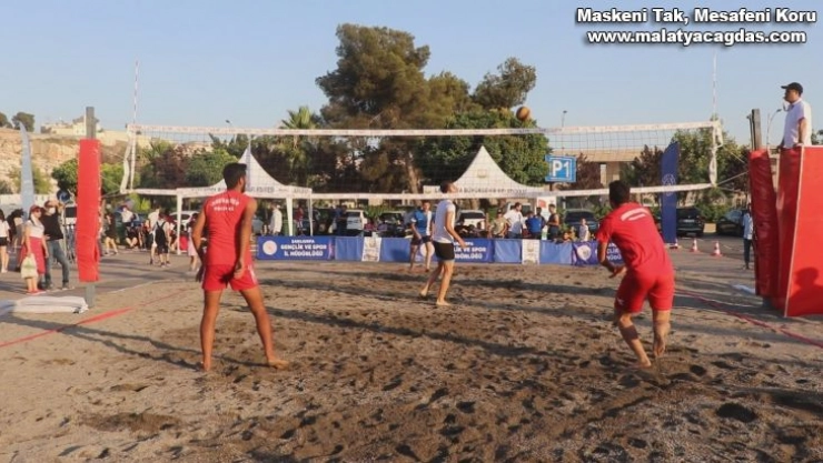 Denizi olmayan Şanlıurfa'da plaj voleybolu heyecanı