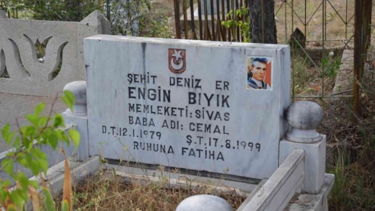 Deprem şehidi mezarı başında anıldı