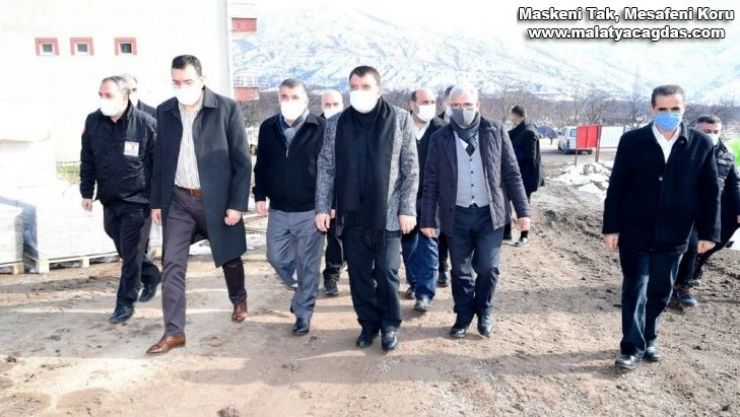 Depremin yıl dönümünde deprem konutları incelendi