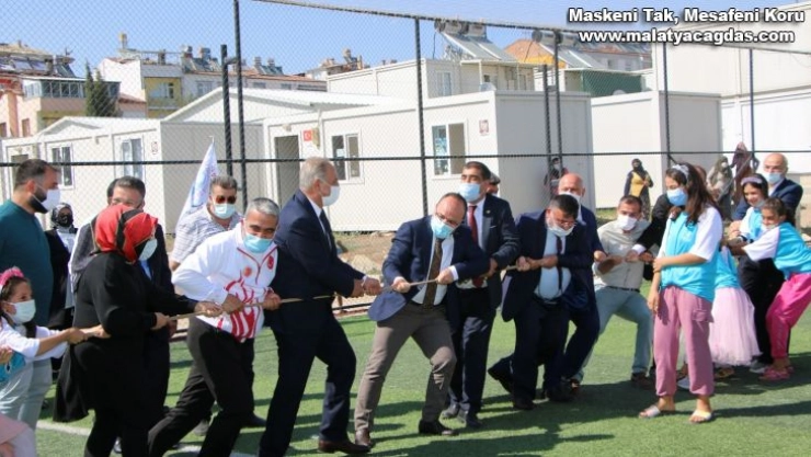 Depremzede çocuklar geleneksel oyunlarla  eğlendi