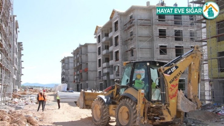 Depremzede konutları için işçiler bayramda da mesaide