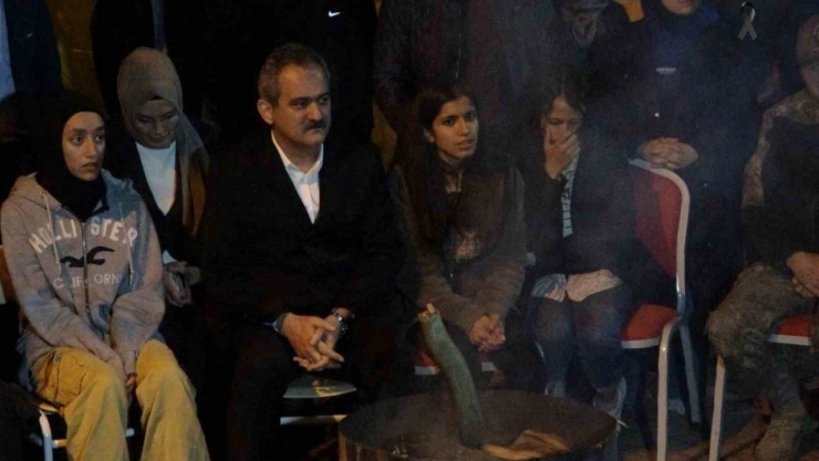 Depremzede öğrencilerden Bakan Özer'e türkülü karşılama