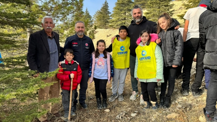 Depremzedeler tohum toplarını toprakla buluşturdu