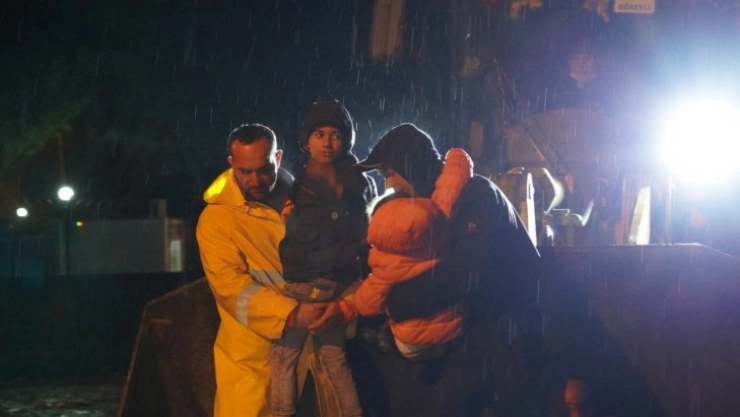 Mahsur kalan vatandaşlar askeri araçlarla kurtarıldı