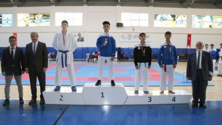 Dereceye giren karatecilere madalya verildi