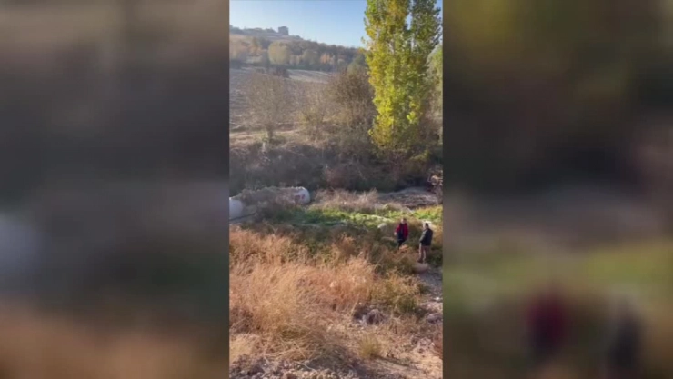 Dereye devrilen otomobilin sürücüsü öldü