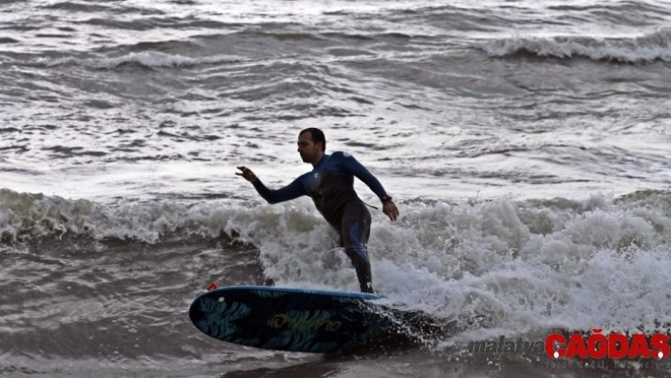 Dev dalgaları gören Alanya'da sörf keyfi yaptı