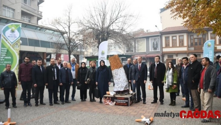 Dev izmaritlerle çevre kirliliğe dikkat çektiler