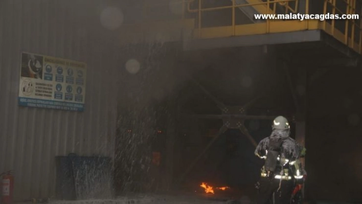 Dev tesiste korkutan yangın