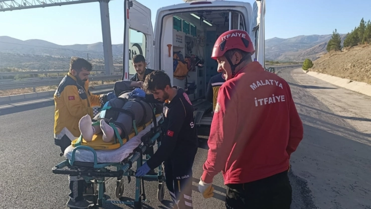 Devrilen otomobildeki 3 kişi yaralandı