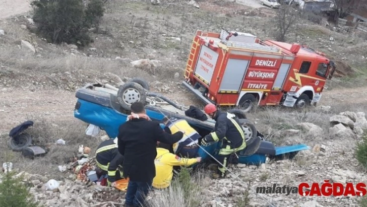 Devrilen otomobile halat bağlayıp yaralıları kurtardılar