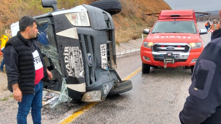 Devrilen yolcu minibüsünde 5 kişi yaralandı