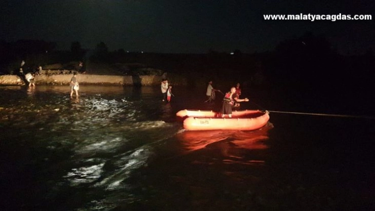 Dicle Nehri kenarında mahsur kalan 9 vatandaşı JASAK kurtardı