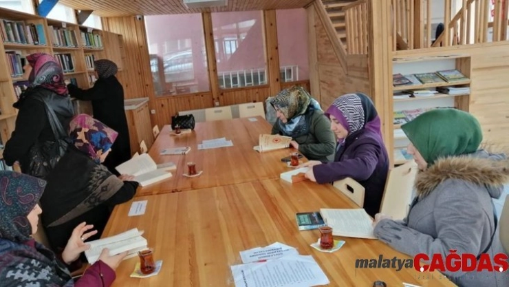 Dikiş nakış kursiyerleri, kampanyaya destek için kitap okudu