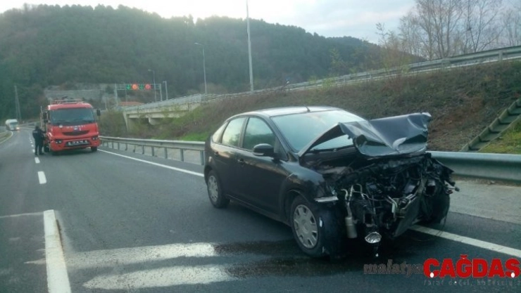 Direksiyon hakimiyetini kaybeden sürücü bariyerlere çarptı