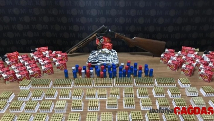 Silahlar ve uyuşturucu ele geçirildi