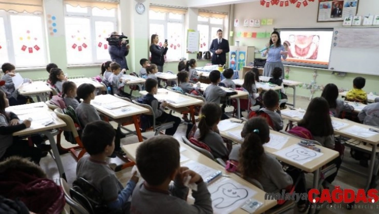 Diş sağlığı ile ilgili farkındalık oluşturmak için diş fırçası dağıtıldı