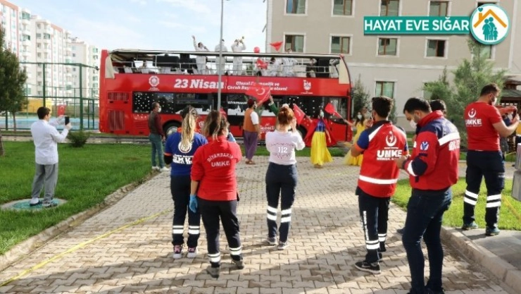 Diyarbakır Büyükşehir Belediyesi korosundan sağlıkçılara destek konseri