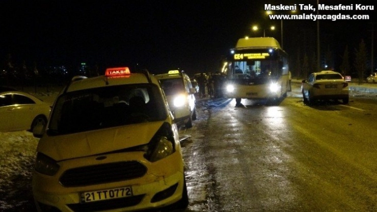 Diyarbakır'da 22 otomobil birbirine girdi: 10 yaralı