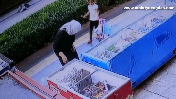 Diyarbakır'da anne şiddeti kamerada: Önce kafasına bastı, sonra tokatladı