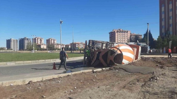 Diyarbakır'da beton mikseri kavşağı dönemeyerek kaldırıma devrildi