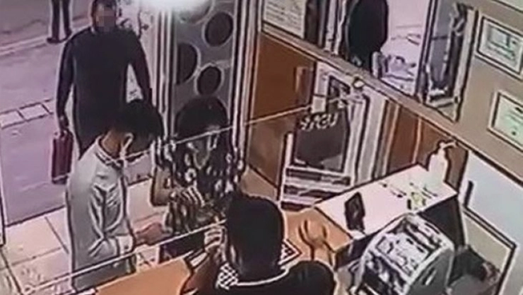 Diyarbakır'da döviz bürosu sahibini boş yangın tüpü ile dolandırdılar