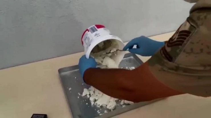 Yoğurt kabına gizlenmiş 400 gram esrar yakaladı