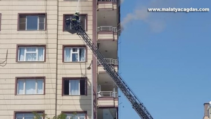 Diyarbakır'da korkutan yangın: Apartman boşaltıldı