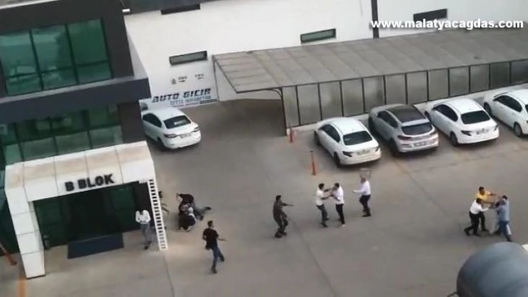 Otoparktaki kavgada kürsüler ve yumruklar havada uçuştu 3 yaralı