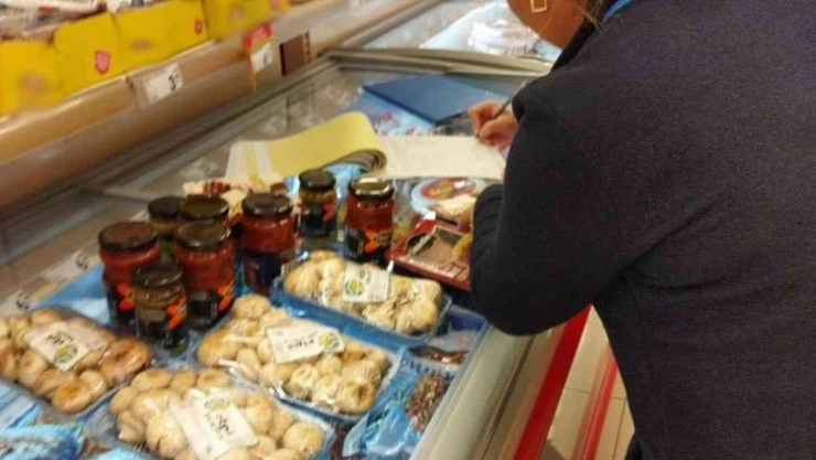 Diyarbakır'da son kullanma tarihi geçen bozuk gıdalar imha edildi