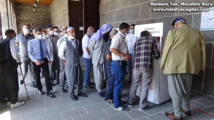 Diyarbakır'da vatandaşlar randevusuz aşı olmak için sıraya girdi