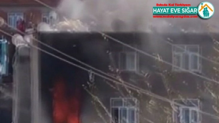 Diyarbakır'da yangın, çatıda mahsur kalanlara itfaiye ekipleri yetişti