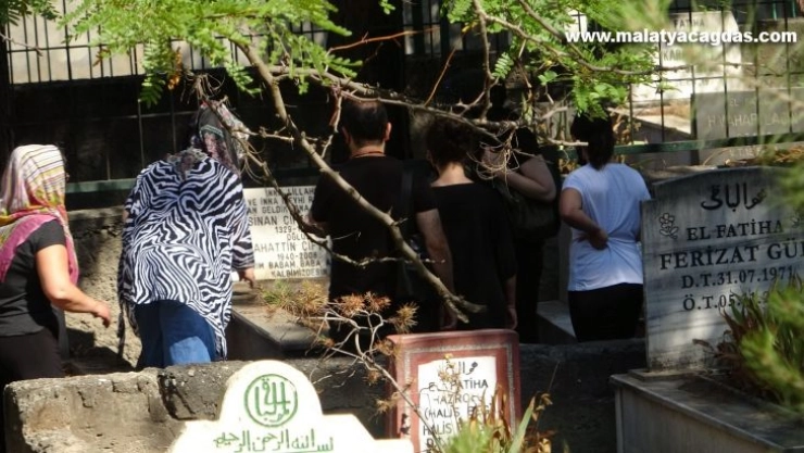 Diyarbakır mezarlıklarında hüzünlü bayramlaşma