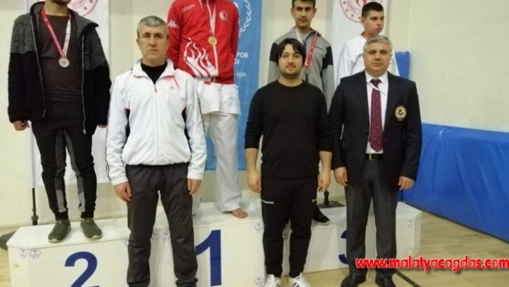 Doğan karate müsabakalarından başarıyla döndü