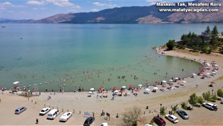 Doğu'nun gizli denizi 'Hazar Gölü' tatilcilerin akınına uğradı