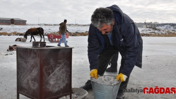Donan Çıldır Gölü üzerinde soba yakıp çay demliyor