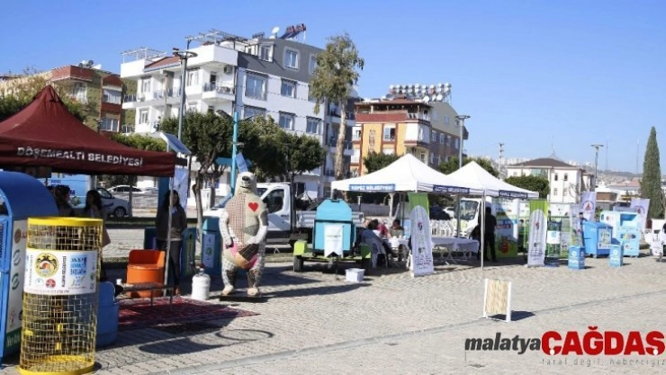 Döşemealtı Belediyesi'nden örnek geri dönüşüm standı