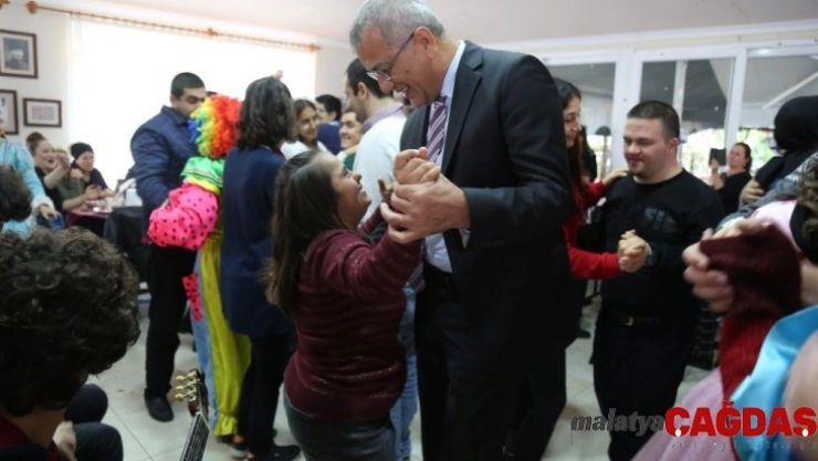 Down Kafede erken yeni yıl kutlaması