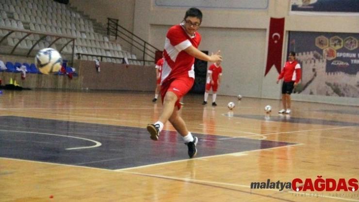 Down Sendromlular Futsal Milli Takımı Alanya'da hazırlıklarını sürdürüyor