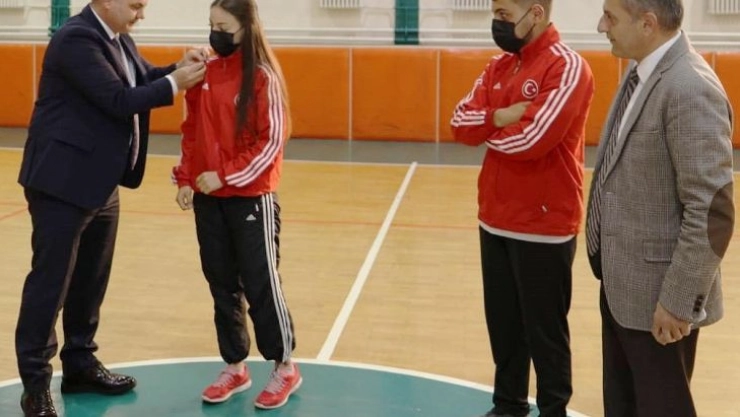 DSİ Bölge Müdürü başarılı sporcularını altınla ödüllendirdi