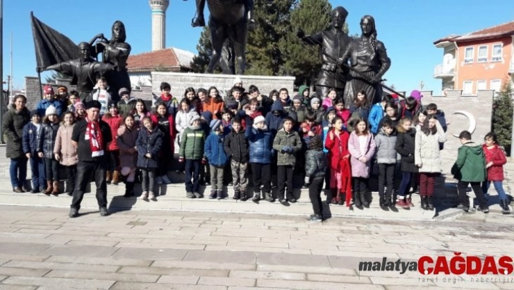 Dumlupınar'a ziyaretçi akını