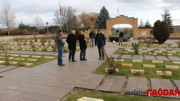 Dumlupınar Şehitliği zemini yenilendi