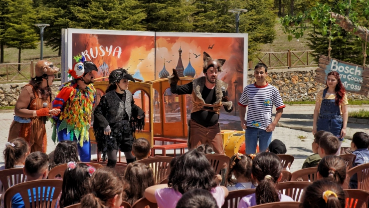 Dünya Bizim Evimiz adlı tiyatro oyunu çocuklarla buluştu