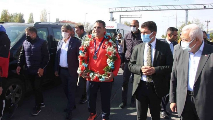 Dünya İkincisi Milli Güreşçi Ergüt memleketinde coşkuyla karşılandı