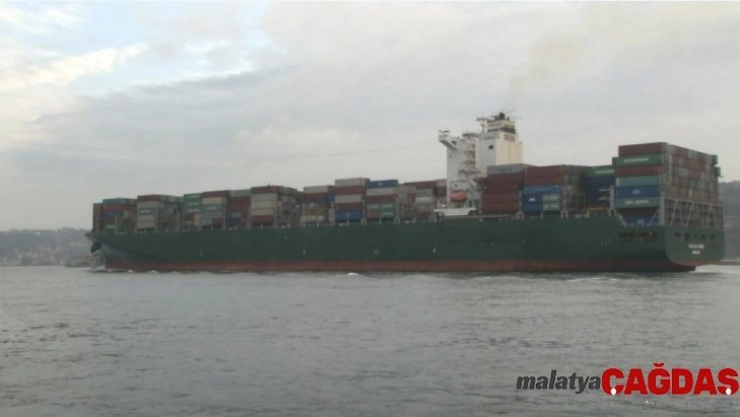 Dünyanın en büyük kargo gemisi İstanbul Boğazı'ndan geçti