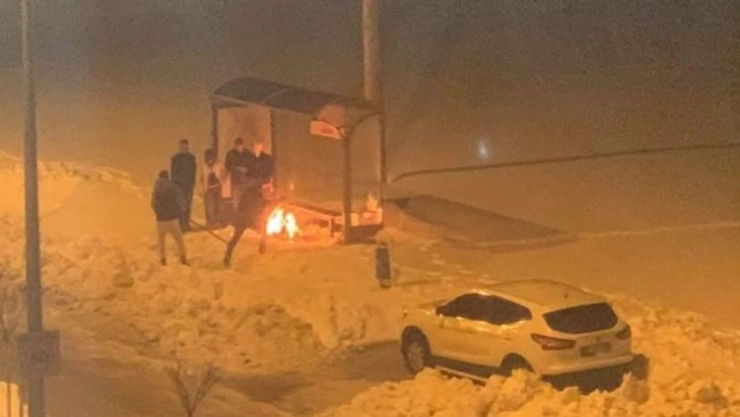 Durakta bekleyen gençler eksi 8 derecede ateş yakarak ısındı