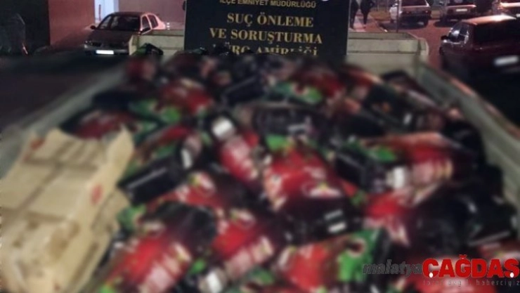 Duvarı delip 90 bin liralık çay çaldılar