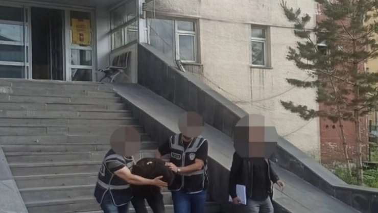 Duvarı delip 900 bin liralık altın çalan hırsız tutuklandı