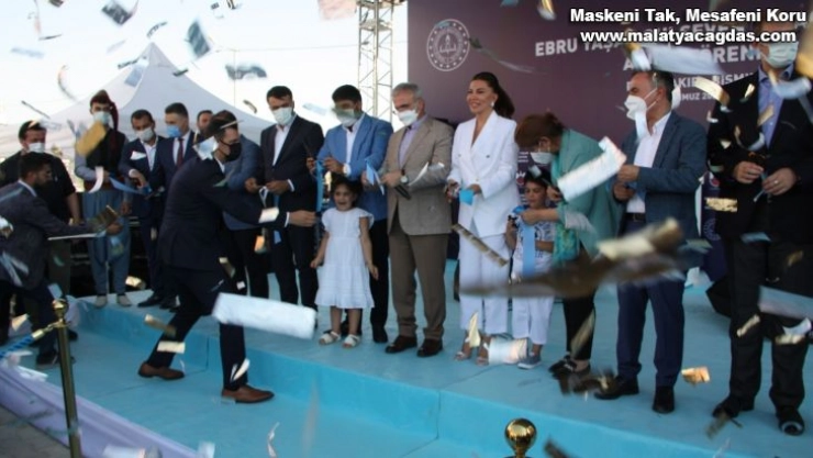 Ebru Yaşar Ortaokulu coşkuyla açıldı