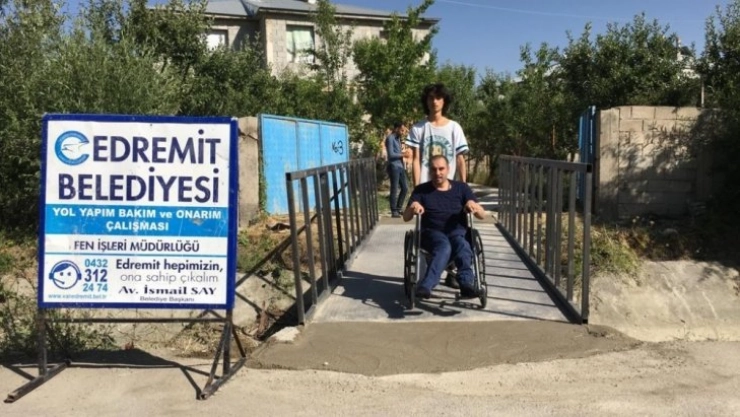 Edremit Belediyesi engelleri kaldırıyor